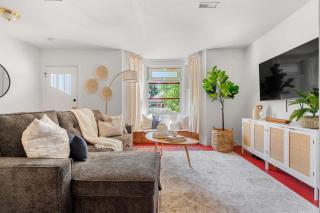 The Red Steps Away From World's Largest Dinosaur 3BR House - 3