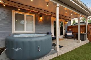 Blue Spruce - Luxe Cottage with Fireplace, Hot Tub - 0