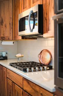 Blue Spruce - Luxe Cottage with Fireplace, Hot Tub - 1