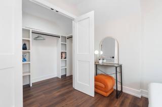 NYC Edge Triplex Full House | Parking & Near Shops - 3