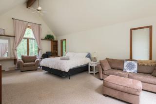 Pocono Escape Style and Serenity - 3