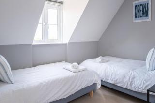 The Rainbow Retreat by Sheppey Stays - Iwade - 8