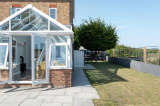 The Rainbow Retreat by Sheppey Stays - 2