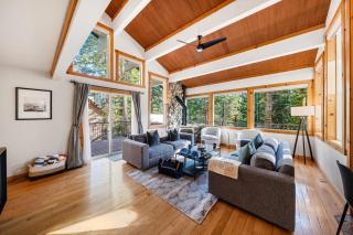 Year-Round Tahoe Escape with Hot Tub Outdoor Dining Timberline Haven by AvantStay - 8