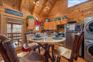 Bear Hug Hideaway - 4