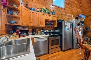 Bear Hug Hideaway - 3