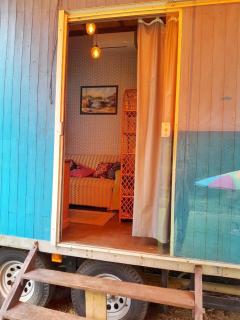 A casa pequena, mas cuidadosamente decorada, oferece um ambiente acolhedor e íntimo, perfeito para relaxar - Paraty - 6