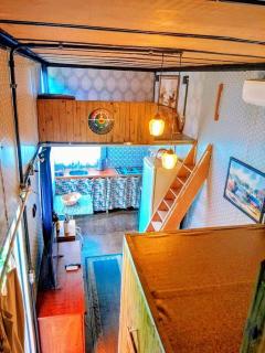 A casa pequena, mas cuidadosamente decorada, oferece um ambiente acolhedor e íntimo, perfeito para relaxar - 7