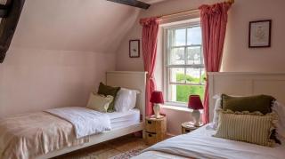 Elegant Three-Bedroom Cottage - Painswick - 2