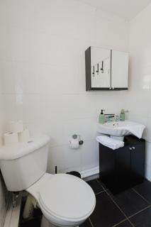 Spacious 3BR Contractor Home in Peterborough - Peterborough - 4