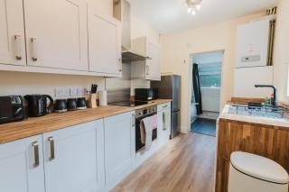 Spacious 3-Bedroom House in Peterborough with Parking & Garden - Sleeps 6 - 7