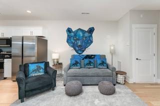 Queen City's Den Uptown - 2
