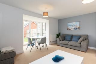 4 Bedroom House - Bedfordshire - Driveway Parking - 9