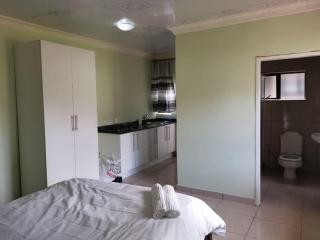 MahlambandlopfuGuestHouse - 2