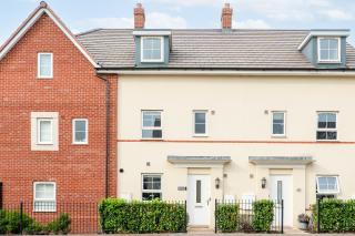 4 Bedroom House - Bedfordshire - Driveway Parking - 8