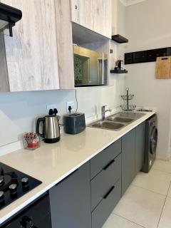 Secure Midrand Stay Walk to Shops & Banks - Midrand - 6