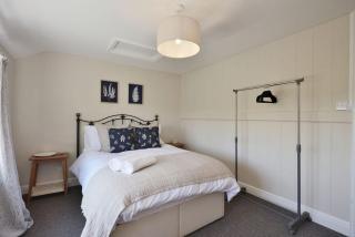 3br Cottage Near Dewsall Court - - 6