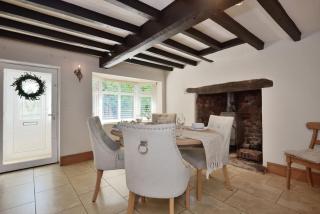3br Cottage Near Dewsall Court - - 2