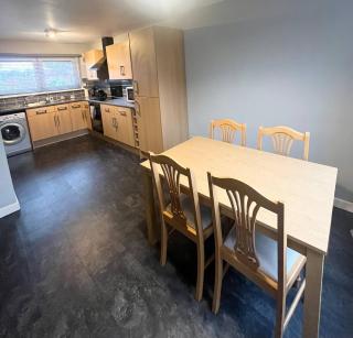 Large 2-br City Home Free Parking Sleeps 6 - 6