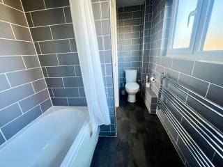 Large 2-br City Home Free Parking Sleeps 6 - 6