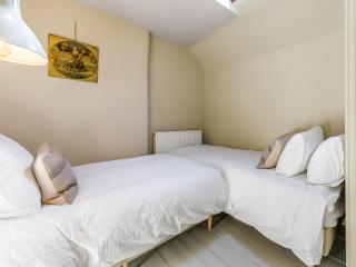 3 Legged Duck Cottage - - 3