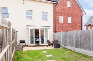 4 Bedroom House - Bedfordshire - Driveway Parking - 4
