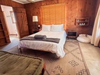 Room 1 - Downtown Joshua Tree Motel - Pet Friendly - Walk to Shops & Visitor Center, Minutes to Park Entrance - 8