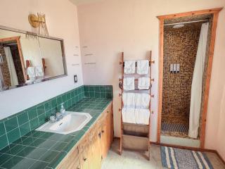 Room 1 - Downtown Joshua Tree Motel - Pet Friendly - Walk to Shops & Visitor Center, Minutes to Park Entrance - Joshua Tree - 5