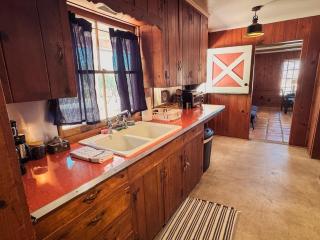 Room 1 - Downtown Joshua Tree Motel - Pet Friendly - Walk to Shops & Visitor Center, Minutes to Park Entrance - Joshua Tree - 4