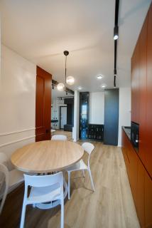 Red Wine Apartments, projector, karaoke, PS5, smart lock - 8