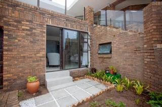 Kyles Kin Oceanfront Studio - 9