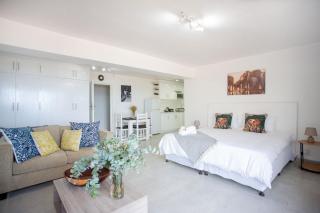 Kyles Kin Oceanfront Studio - 5