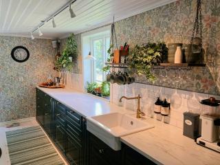 Country Life Near City And Lake With Room For Many - 8