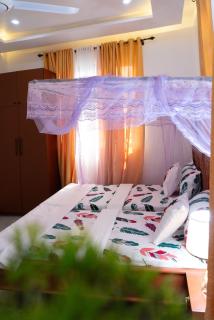 Cozy 3BR Stay & Free Parking - 5