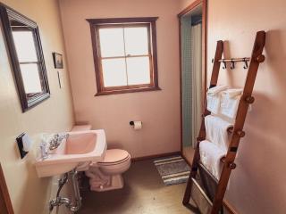 Room 3 - Downtown Joshua Tree Motel - Pet Friendly - Walk to Shops & Visitor Center, Minutes to Park Entrance - Joshua Tree - 4