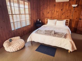 Room 3 - Downtown Joshua Tree Motel - Pet Friendly - Walk to Shops & Visitor Center, Minutes to Park Entrance - Joshua Tree - 2