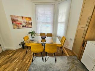 Spacious & Cosy 2 Bedroom Home plus 2 Sofa-beds with Private Entrance and Back Patio, 3 min walk to Earl's Court Station - Londres - 1