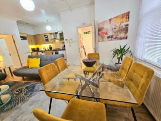 Spacious & Cosy 2 Bedroom Home plus 2 Sofa-beds with Private Entrance and Back Patio, 3 min walk to Earl's Court Station - Londres - 0