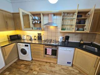 Spacious & Cosy 2 Bedroom Home plus 2 Sofa-beds with Private Entrance and Back Patio, 3 min walk to Earl's Court Station - 1