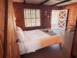 Room 4 - Downtown Joshua Tree Motel - Pet Friendly - Walk to Shops & Visitor Center, Minutes to Park Entrance - Joshua Tree - 0