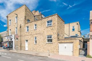 Beautiful Top-Floor 2-Bedroom Flat in Battersea with Private Balcony & Scenic Views - 1