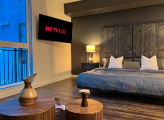 Modern Cosmopolitan APT Mid Hollywood with Free Parking 10mins to Universal Studios - 6