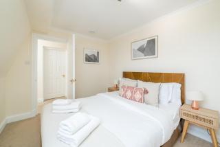 Beautiful Top-Floor 2-Bedroom Flat in Battersea with Private Balcony & Scenic Views - 7