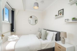 Beautiful Top-Floor 2-Bedroom Flat in Battersea with Private Balcony & Scenic Views - 6