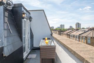 Beautiful Top-Floor 2-Bedroom Flat in Battersea with Private Balcony & Scenic Views - 0