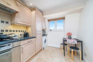 Beautiful Top-Floor 2-Bedroom Flat in Battersea with Private Balcony & Scenic Views - 8