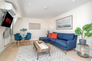 Beautiful Top-Floor 2-Bedroom Flat in Battersea with Private Balcony & Scenic Views - 9