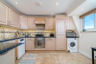 Beautiful Top-Floor 2-Bedroom Flat in Battersea with Private Balcony & Scenic Views - 4