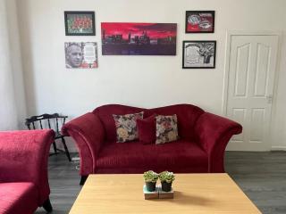 The LFC Red House - Spacious House With 5 Bedrooms, 2 Bathrooms, Street Parking And 1 Minute From The Stadium - 6
