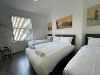 The LFC Red House - Sleeps up to 17 - 2 Bathrooms - Liverpool - 4